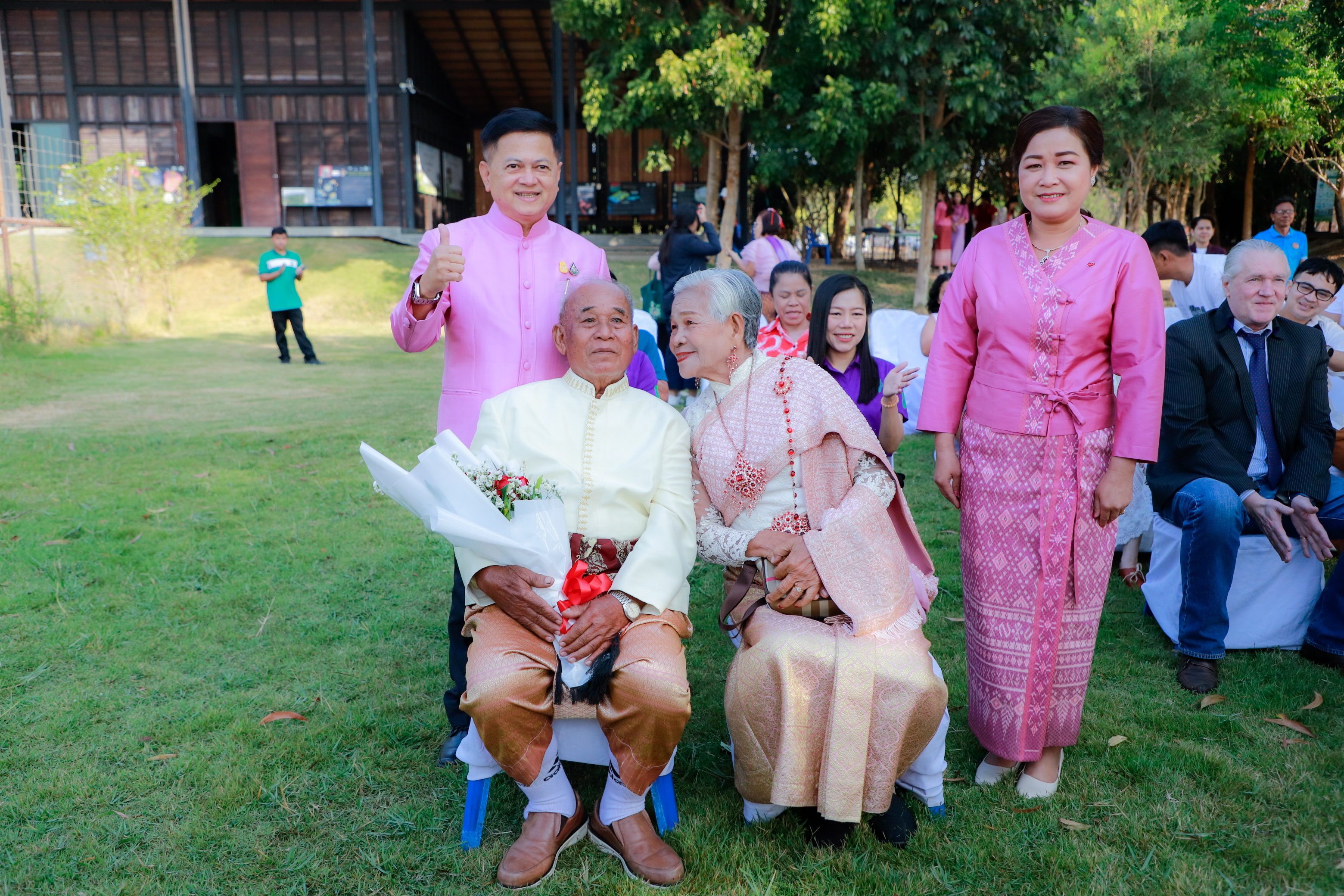 จังหวัดบุรีรัมย์ จัดพิธีจดทะเบียนสมรส “รักมั่นคง ยืนยง ดั่งนกกระเรียน” มีคู่รักไทย-ต่างชาติ 15 คู่ แต่งชุดผ้าไทย จดทะเบียนสมรส ที่ศูนย์เรียนรู้พื้นที่ชุ่มน้ำและนกกระเรียนพันธุ์ไทย เนื่องในวันแห่งความรัก มีคุณตา-คุณยาย ที่ครองรักยาวนานถึง 60 ปี จูงมือกันจดทะเบียนสมรสในครั้งนี้ด้วย