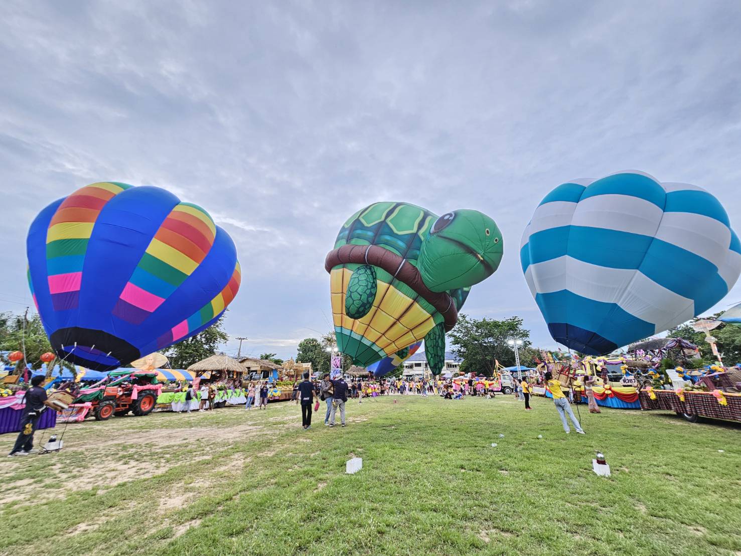 อ.ห้วยราช จ.บุรีรัมย์ ร่วมกับหลายหน่วยงานจัดงานเทศกาลว่าวและบอลลูนนานาชาติ ประจำปี 2567 เพื่ออนุรักษ์ สืบสาน ภูมิปัญญาท้องถิ่น ไม่ให้สูญหายไปตามยุคสมัยที่เปลี่ยนแปลง รวมทั้งเพื่อส่งเสริมการท่องเที่ยว สร้างรายได้ให้เกิดขึ้นในชุมมชน