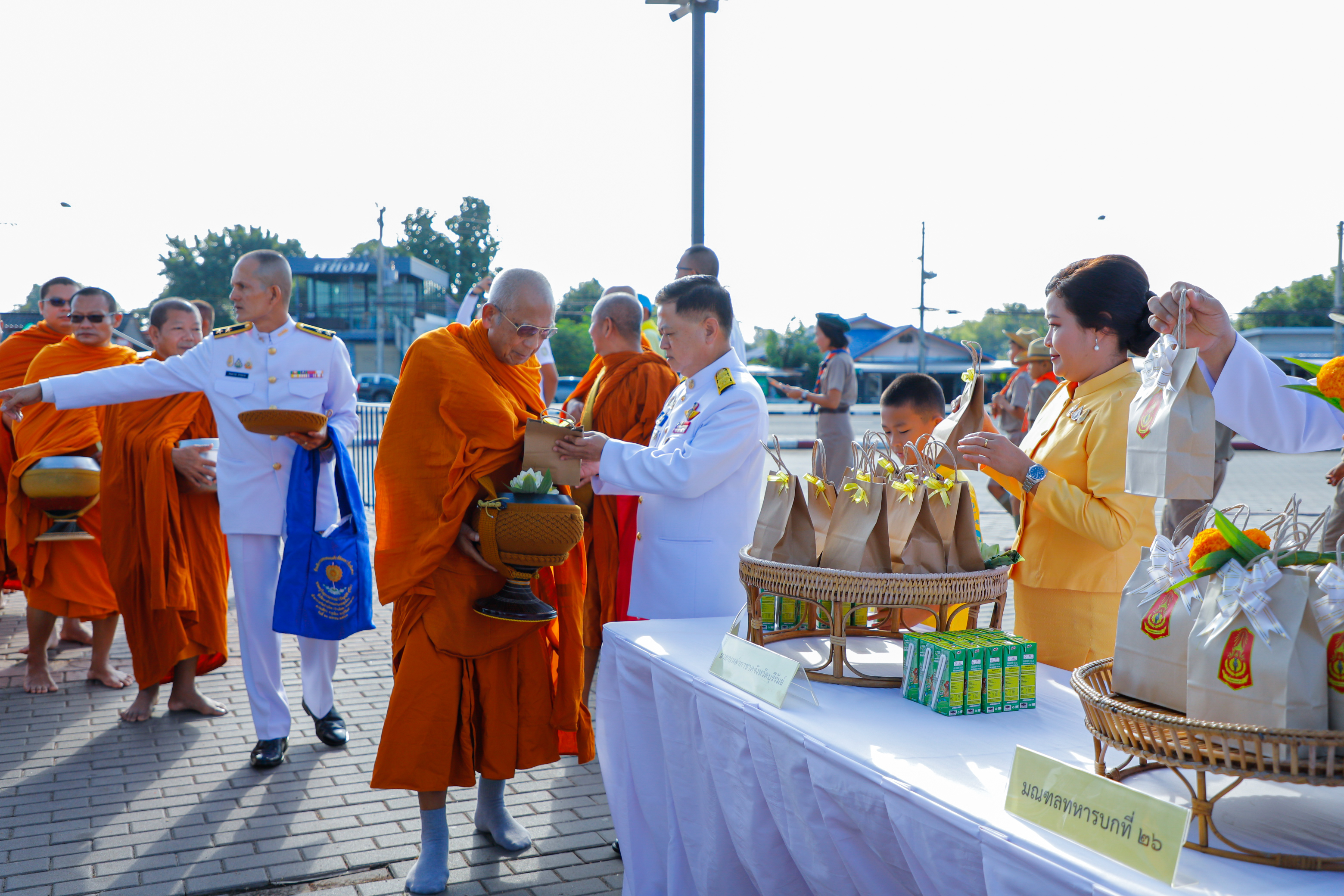 ข้าราชการ และประชาชนจังหวัดบุรีรัมย์ ร่วมทำบุญตักบาตรพระสงฆ์ 139 รูป ถวายเป็นพระราชกุศลเนื่องใน "วันนวมินทรมหาราช" 13 ตุลาคม 2567 
