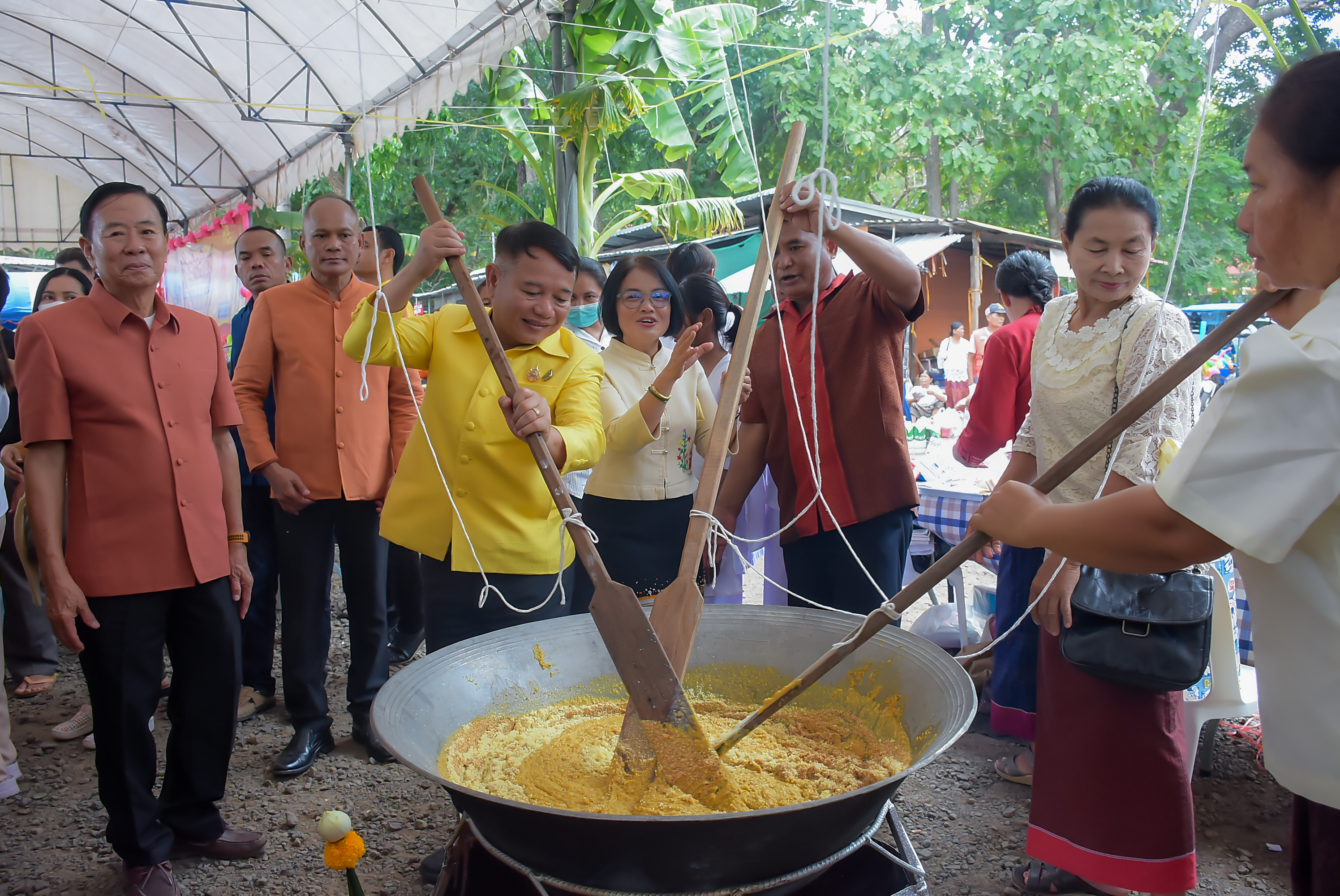 จังหวัดบุรีรัมย์จัดงานประเพณี กวนข้าวทิพย์ เพื่อนำไปตักบาตรเวโทฯ เนื่องในวันออกพรรษา ในวันรุ่งขึ้นที่ภูเขาไฟกระโดง จำลองตามเหตุการณ์สำคัญในพุทธประวัติ ที่พระพุทธเจ้าเสด็จลงจากสวรรค์ ชั้นดาวดึงส์