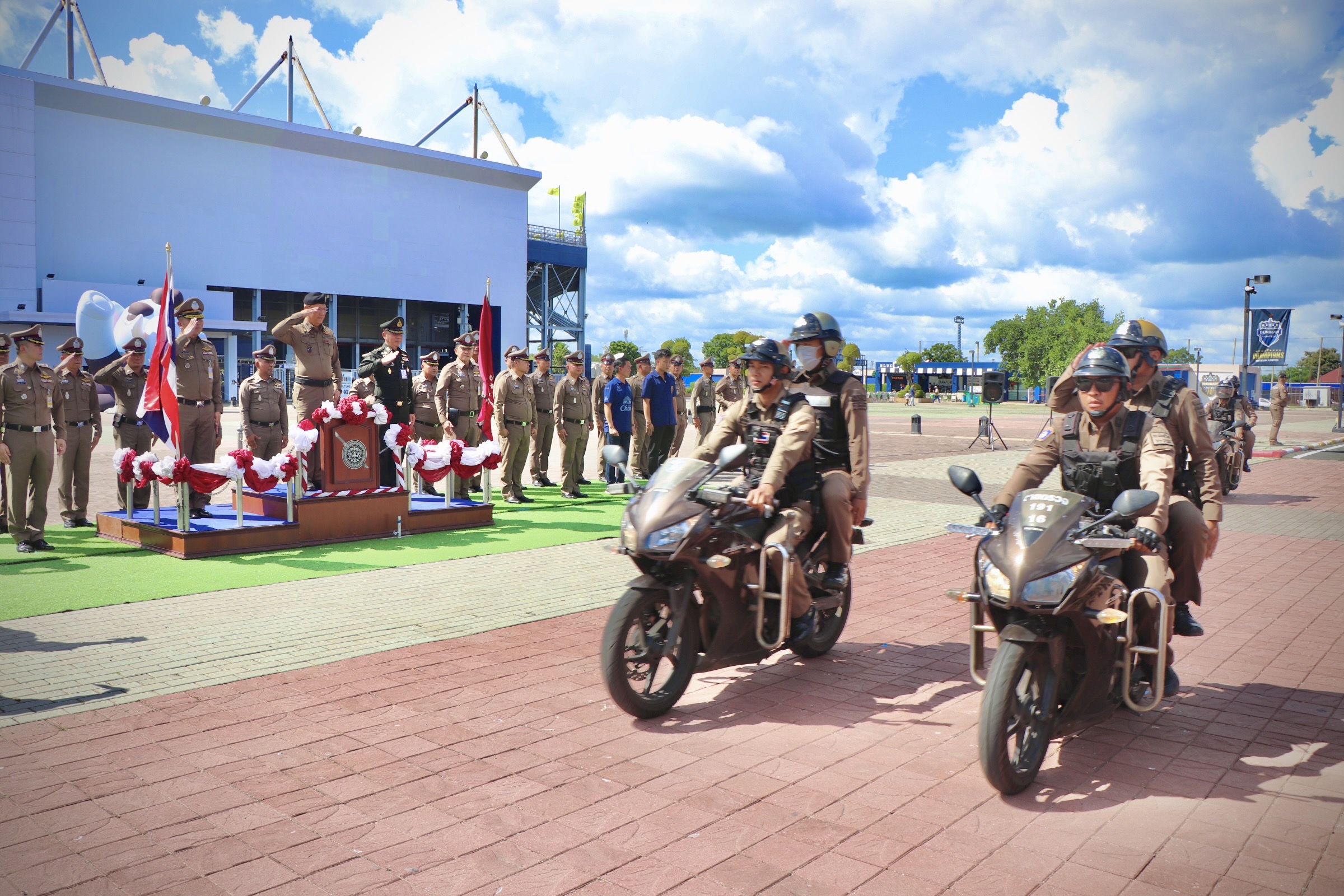 รองผู้บัญชาการตํารวจภูธรภาค 3 ปล่อยแถวตำรวจ ทหาร ฝ่ายปกครอง และอาสาสมัคร สนธิกำลังระดมกวาดล้างอาชญากรรม และพร้อมดูแลรักษาความปลอดภัย อำนวยความสะดวก เพื่อสร้างความปลอดภัยและความอุ่นใจ แก่ประชาชนและนักท่องเที่ยว ที่จะเดินทางมาชมการแข่งขันรถจักรยานยนต์ทางเรียบชิงแชมป์โลก หรือโมโตจีพี รายการ PT Grand Prix of Thailand 2024 